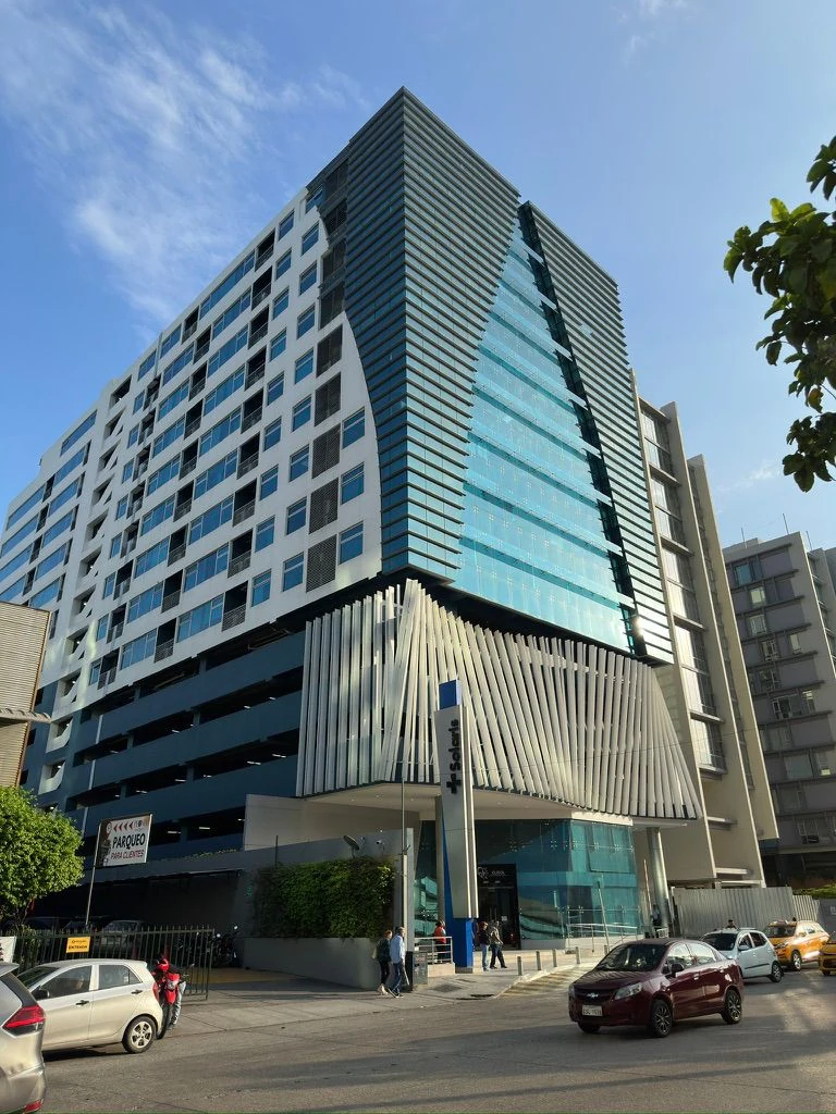 Fachada de Torre Médica Solaris, en el sector Mall del Sol de Guayaquil, con su acceso principal a nivel de calle