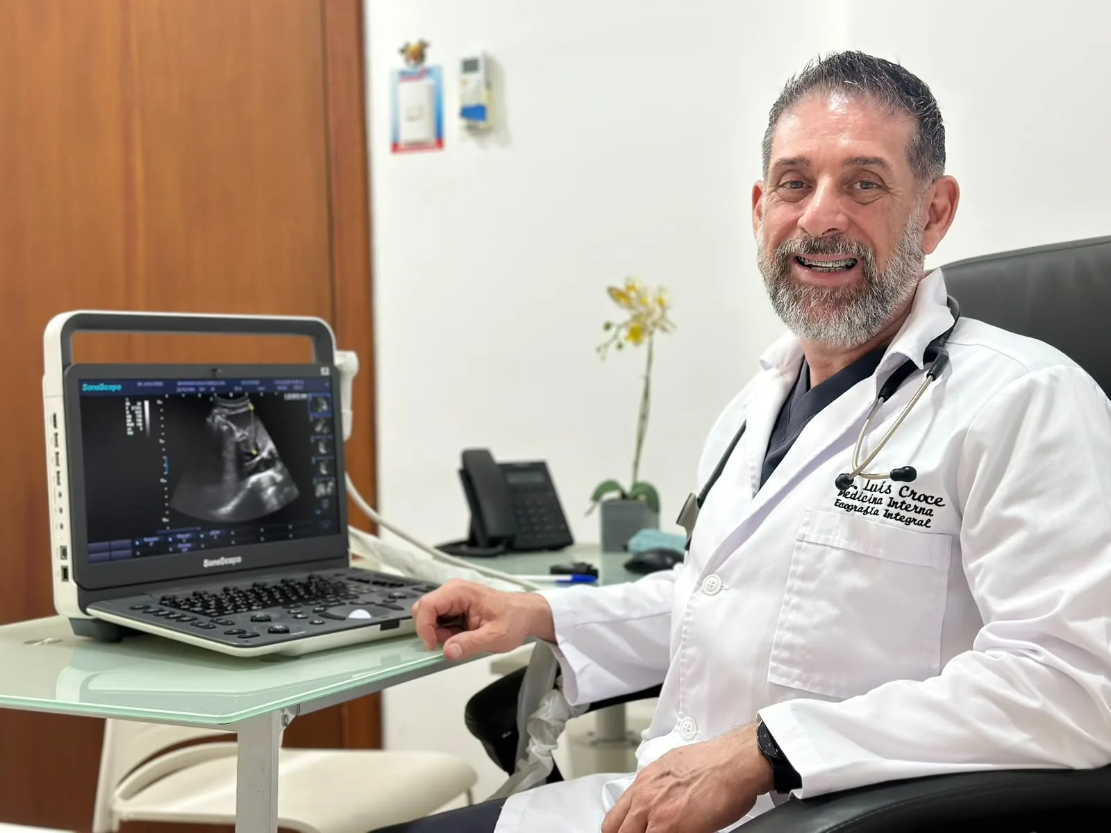Dr. Luis Croce en su consultorio de Guayaquil, junto al ecógrafo